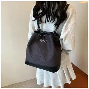 Zaino casual da donna con stampa a cuori rossi e fiocco argento per lavoro e viaggi.