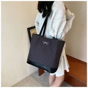 Borsa tote grande e casual con elegante stampa di cuori rossi e fiocco per donne.