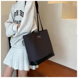Borsa shopper casual da donna con fantasia a cuori rossi e decorazione con fiocco.