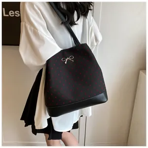 Borsa tote nera da donna con stampa cuore rosso e dettaglio fiocco stile quotidiano