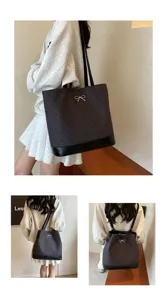 Vista dettagliata dello zaino e borsa tote versatile da donna con stampa a cuori e fiocco.