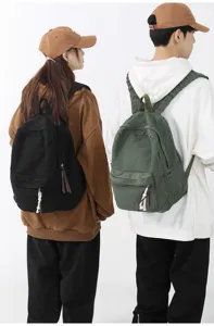 Détail de sac à dos en toile minimaliste, cartable décontracté pour voyage et usage.
