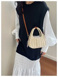 Chique geweven strohandtas voor dames, elegante zomerse strandemertas met stijlvolle schouderriem.