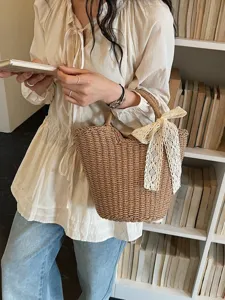 Borsa a mano chic in paglia intrecciata con fiocco, borsa da spiaggia per vacanza estiva.