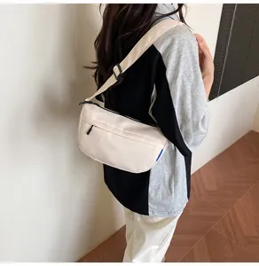 Λεπτομερης οψη της casual τσαντας χιαστι απο καμβα, που δειχνει συμπαγη και κομψη σχεδιαση.