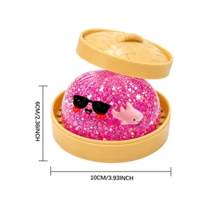 Vista detallada del tierno juguete squishy de tiburón rosa con purpurina y gafas en vaporera.