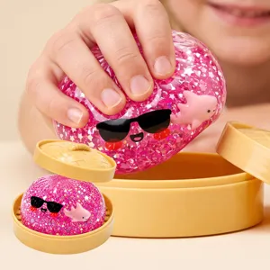 Primer plano detallado del lindo juguete antiestrés de bollo brillante rosa con gafas de sol.