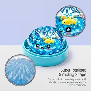 Giocattolo antistress a forma di raviolo blu con fango glitterato e pesci per il divertimento.