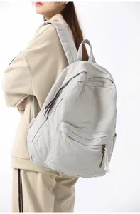 Détail de sac à dos en toile gris clair décontracté, cartable minimaliste pour un usage quotidien