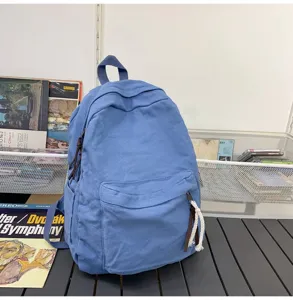 Vue détaillée du sac à dos en toile bleue, cartable style décontracté avec poche.