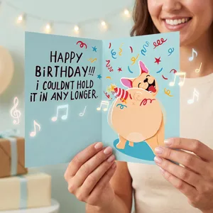 Détail en gros plan d'une drôle de carte de vœux d'anniversaire bouledogue français.