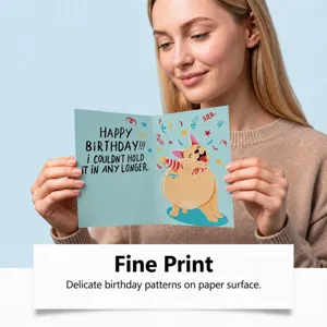 Vue détaillée d'une jolie carte de vœux d'anniversaire bouledogue français avec confettis.