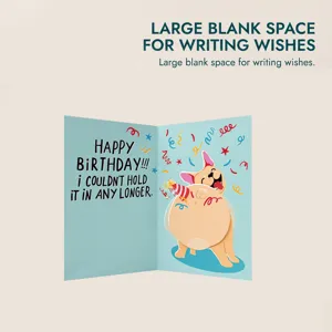 Gros plan de l'intérieur ouvert de la carte d'anniversaire avec bouledogue et texte.