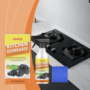 Vue détaillée du flacon pulvérisateur dégraissant cuisine et du chiffon de nettoyage