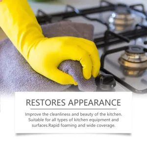 Détail de nettoyant mousse pour taches d'huile lourde de cuisine avec des gants.