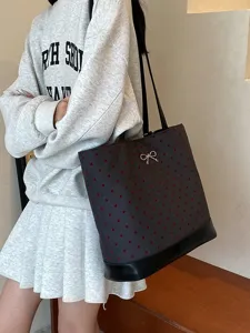 Elegante borsa shopper da donna con motivo a cuori rossi e fiocco per uso quotidiano.