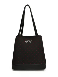 Borsa a tracolla nera elegante con stampa a cuori rossi e fiocco argento da donna.