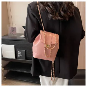 Beau sac à dos femme en cuir rose élégant avec bandoulière chaîne pour le quotidien.