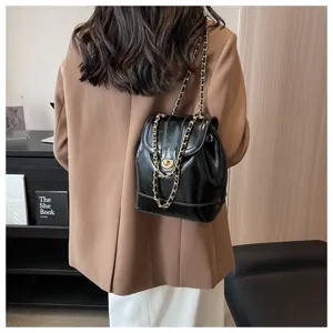 Sac à dos noir élégant pour femme avec chaînes dorées et fermeture chic pour usage quotidien