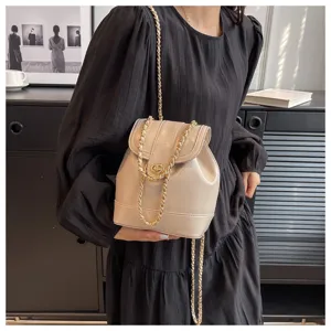 Mini sac à dos en cuir beige pour femme, bandoulière chaîne élégante et fermoir tournant