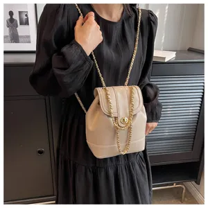 Sac à dos miniature beige chic avec bandoulière chaîne dorée, détail de sac tendance.