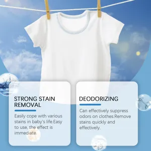 Dettaglio di t-shirt bianca per neonati in scena di bucato soleggiata con rimozione macchie.