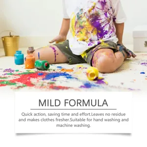 Dettaglio smacchiatore vestiti bambino mostra effetto tessuto pulito formula lavaggio.