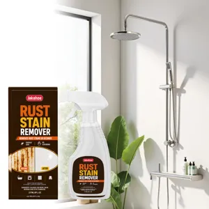 Spray anti-rouille vue de détail montrant la bouteille et l'emballage dans la salle de bain.