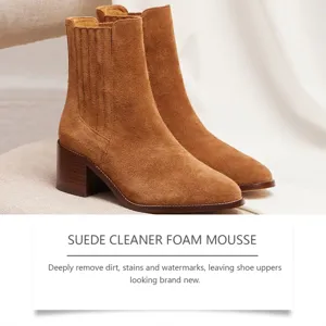 Gros plan de bottines Chelsea élégantes en daim marron avec talons blocs robustes.