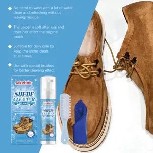 Vue détaillée du kit de mousse nettoyante pour daim avec brosse et chiffon pour chaussures.
