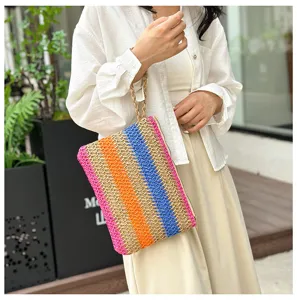 Kleurrijke geweven strooien clutch tas detail, zomerse gestreepte handtas voor vrouwen.
