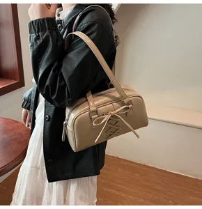 Schicke Lackleder Umhängetasche mit süßem Schleifen-Design für Damen im Herbst und Alltag.