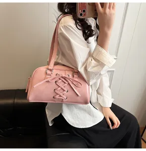 Rosa Lackleder Umhängetasche für Damen, schickes Vintage-Design mit stylischer Schnürung.