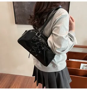 Schwarze glänzende Schultertasche für Damen, Vintage Schnürung PU Leder Handtasche