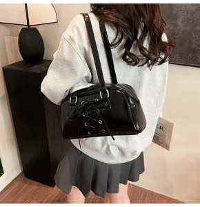 Schwarze Lackleder Schultertasche für Damen, retro Schnürung Design, stylische Pendler Handtasche.