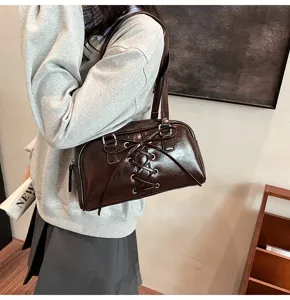 Stilvolle braune PU-Leder Umhängetasche mit schickem Schnürdesign, vintage Kissen-Tasche.