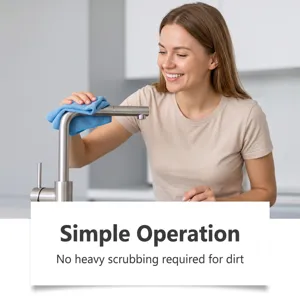Gros plan d'un robinet de cuisine en acier inoxydable nettoyé facilement dans une cuisine claire.