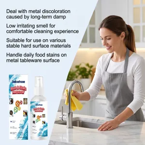 Vue détaillée de la bouteille anti-rouille et détachant avec scène de cuisine.