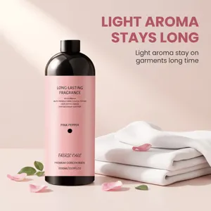 Vue détaillée du flacon d'adoucissant de 1000 ml au parfum de poivre rose et serviettes.