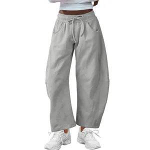 Graue weite Jogginghose Detailansicht mit elastischem Kordelzugbund und Seitentaschen.