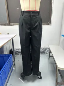 Pantaloni da donna eleganti a vita alta dritti oversize casual in primo piano.