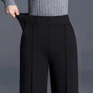 Detailansicht der schwarzen High-Waist-Hose mit elastischem Bund für besten Komfort.