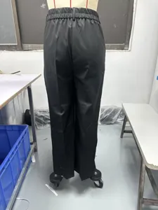 Vista dettagliata del pantalone da abito dritto a vita alta da donna in nero con elastico.