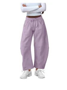 Nahaufnahme der lässigen weiten Jogginghose in Helllila mit praktischem Kordelzug.