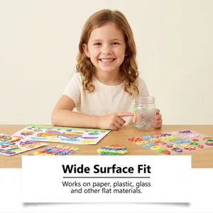 Detail du kit DIY de stylos popcorn montrant l'art creatif sur un bocal en verre et papier.