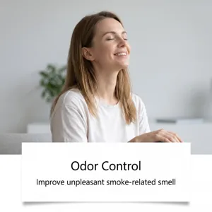 Scène de détail d'utilisation du spray nettoyant pour cendrier assurant le contrôle des odeurs.
