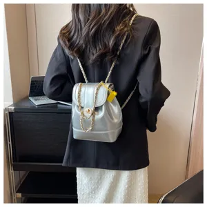 Mini sac à dos argenté tendance pour femme, sac chic à bandoulière chaîne, nouveau modèle de voyage.
