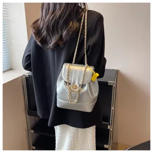 Vue rapprochée détaillée du mini sac à dos élégant et tendance à chaîne argentée pour femmes.