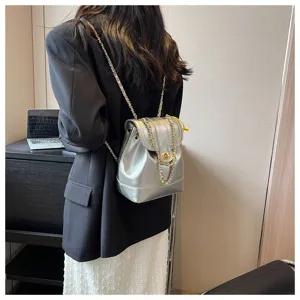 Mini sac à dos métallisé argenté avec bretelles chaînettes, sac tendance pour voyage décontracté.