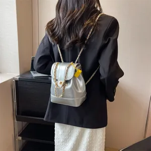 Petit sac à dos argenté métallisé pour femme, élégant sac bandoulière à chaîne tendance.